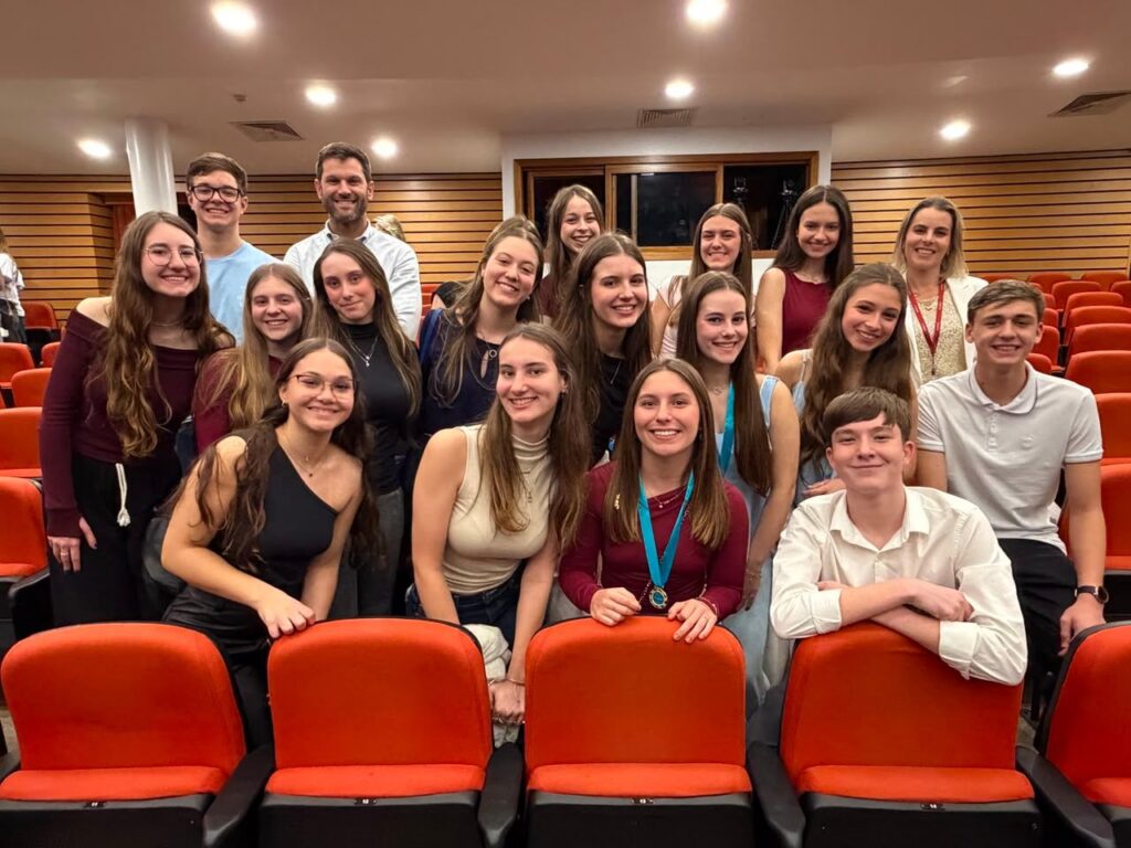Alunos de Bento Gonçalves comemoram formatura no projeto Miniempresa