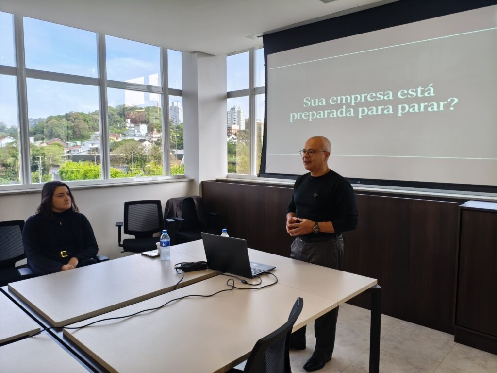 Falhas na proteção de dados podem custar caro às empresas, alerta especialista em evento do InovaBento